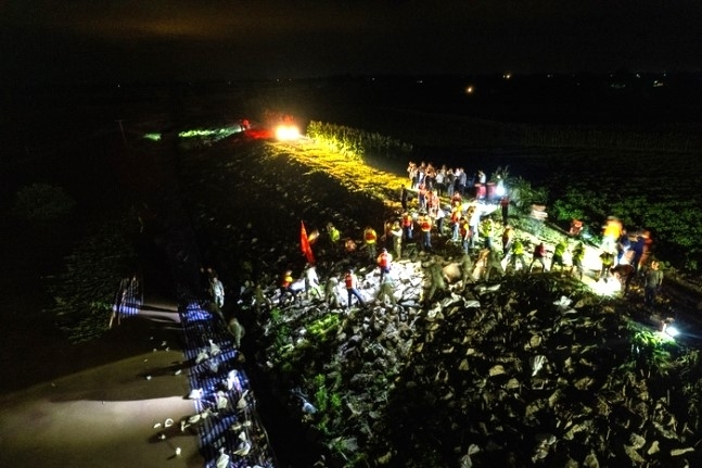 지난 5일 중국 후난성 둥팅호 제방 붕괴 현장에서 구조대원들이 복구 작업을 벌이고 있다. 신화 연합뉴스