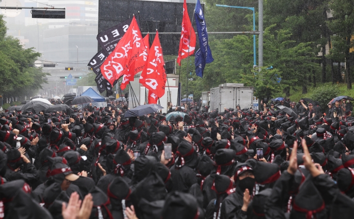 8일 오전 경기도 화성시 삼성전자 화성사업장 앞에서 열린 전국삼성전자노동조합 총파업 결의대회에서 조합원들이 입장하는 깃발을 보며 박수치고 있다. 2024.7.8 연합뉴스