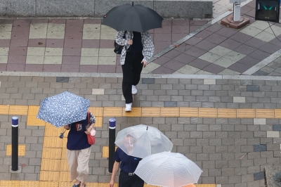 ‘예보가 무슨 소용’ 짧은 시간에 더 많이 쏟아져…장마·폭염 동시 기승