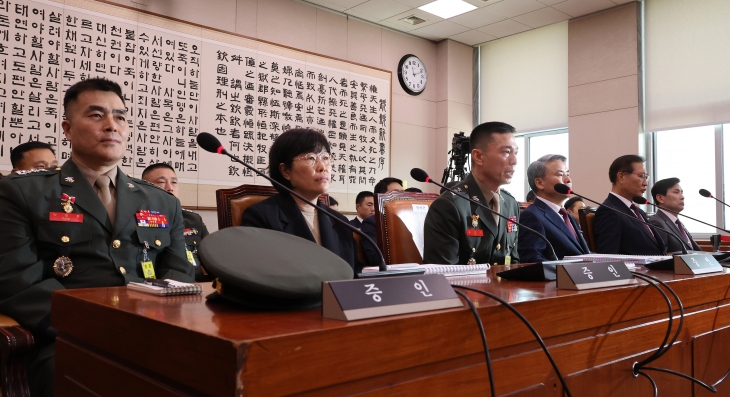 임성근(왼쪽 세 번째) 전 해병대 1사단장이 지난달 21일 국회 법제사법위원회의 ‘채상병특검법’ 입법 청문회에서 위원 질의에 답변하고 있다. 경찰은 8일 임 전 사단장에 대해 불송치 결정을 내렸다. 연합뉴스