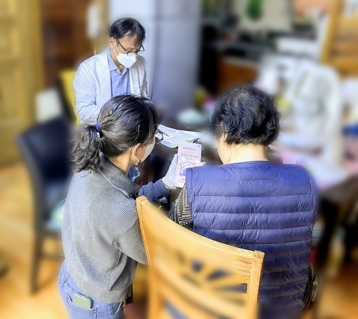 서울 영등포구 보건소의 ‘건강동행팀’이 찾아가는 ‘어르신 건강동행사업’을 통해 어르신에게 건강 상담을 진행하고 있다. 영등포구 제공