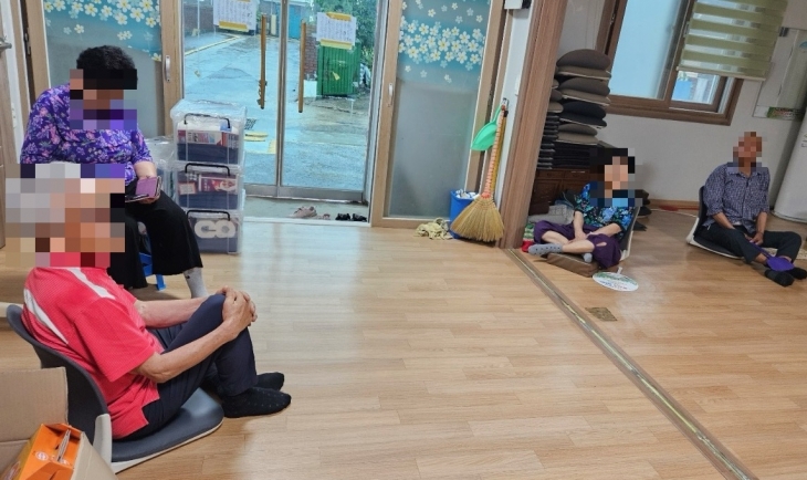 집중호우가 내린 8일 충남 논산의 한 세이프존에 주민들이 임시 대피해 있다. 도 제공