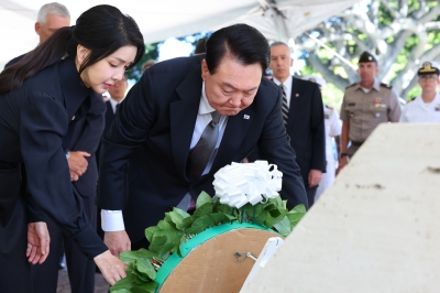 尹대통령 부부, 하와이 ‘펀치볼’ 참배… 참전용사에 감사 인사