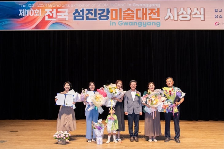 ‘제10회 전국 섬진강 미술대전’에서 광양제철소 캘리그라피 재능봉사단이 대상을 수상했다. 사진은 대상을 수상한 홍은주 재능봉사단원(오른쪽 두번째)과 정인화 광양시장(오른쪽 세번째)이 타 부문 수상자들과 함께 기념사진을 촬영하는 모습.