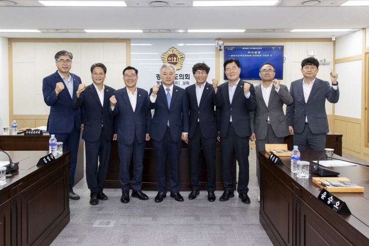 경북도의회 행정보건복지위원회 소속 의원들이 단체 기념사진을 찍고 있다. 경북도의회 제공