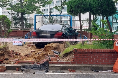 부산서 70대 운전자 ‘급발진 주장’ 놀이터 돌진 사고…경찰은 “가능성 작아”