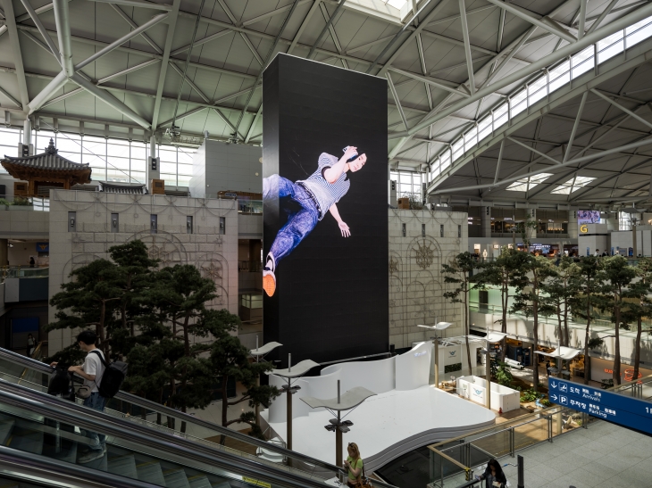 인천공항 T1 대형미디어타워의 모습. 김희천 작가의 ‘더블포져’  예술경영지원센터 제공