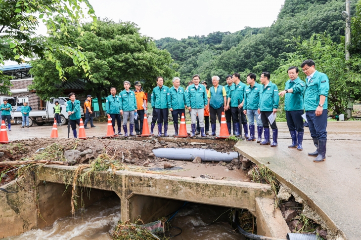집중호우 피해 현장을 둘러보는 박성만 의장과 경북도의회 소속 의원들. 경북도의회 제공