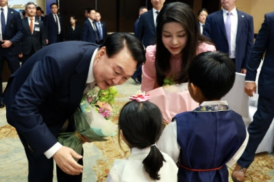 [포토] 하와이 동포 화동에게 꽃다발 받는 尹대통령 부부