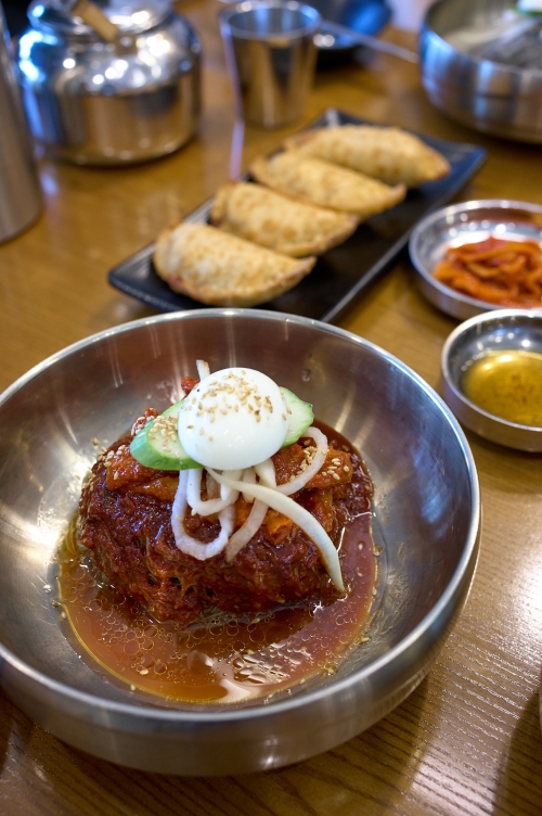 ‘소사면옥’의 비빔냉면의 모습으로 소사면옥에는 대한민국 한식대가가 있다.