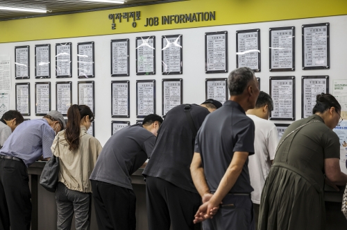 10일 서울 마포구 서부고용복지플러스센터를 찾은 구직자들이 상담을 위해 서류를 작성하고 있다. 뉴시스