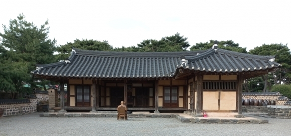 프란치스코 교황 동상이 마주하고 있는 충남 당진 솔뫼성지. 서울신문DB