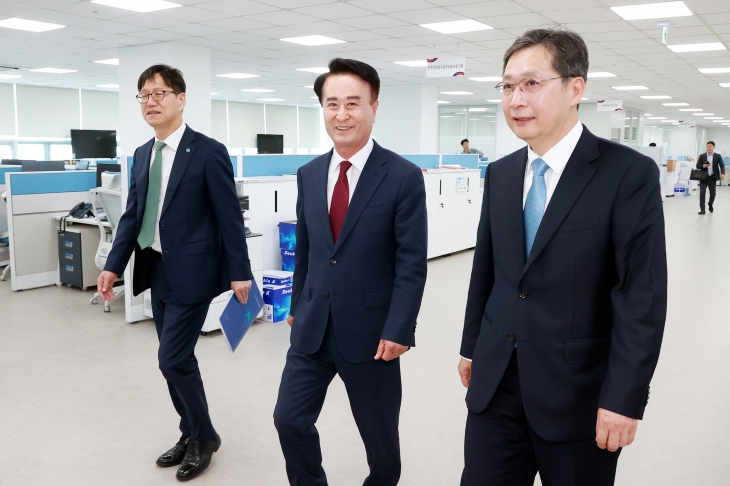 김성규(왼쪽부터) 사천부시장, 박동식 사천시장, 윤영빈 우주항공청장이 우주항공청 임시청사를 둘러보고 있다. 사천시 제공