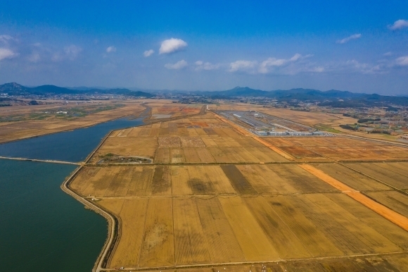하늘에서 내려다본 충남 서산시 천수만 B지구 간척지.  서산시 제공