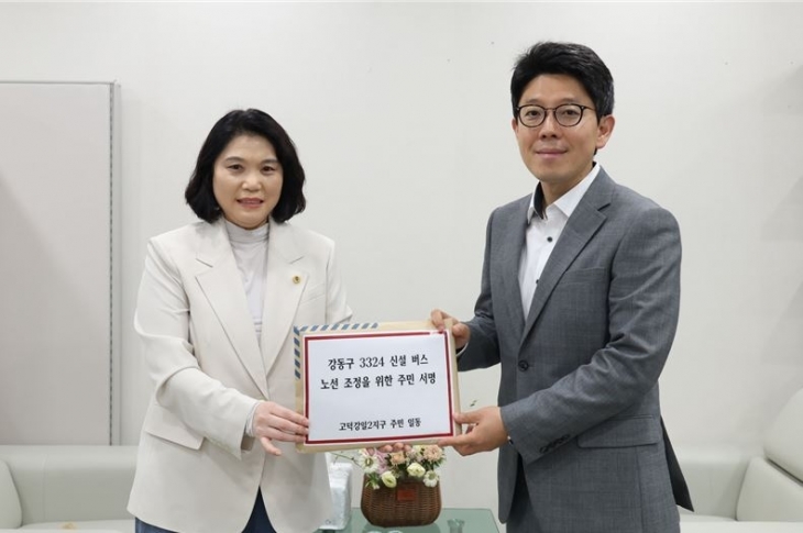 서울시 김병민 정무부시장에게 서명서를 전달하는 박춘선 의원