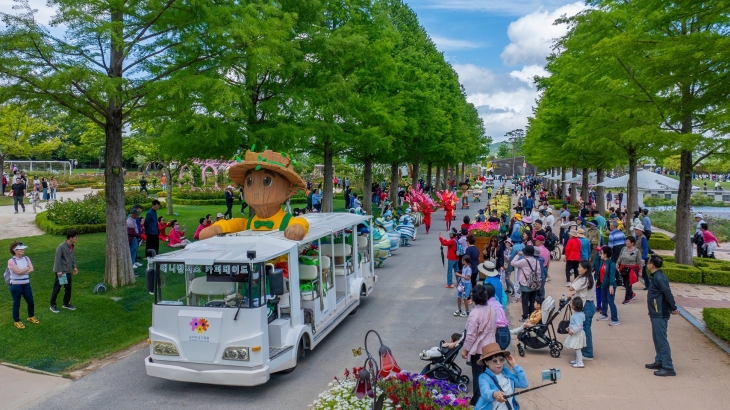 지난 4월 개장해 운영 100일만에 176만명이 찾은 순천만국가정원에 관광객들이 정원을 거닐고 있다.
