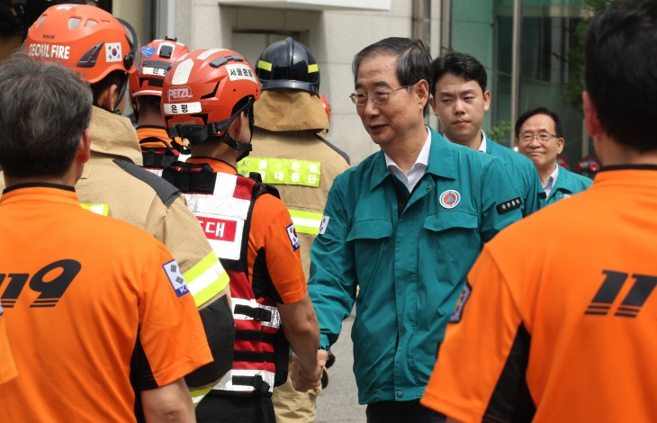 한덕수 국무총리가 11일 서울 은평소방서를 방문해 풍수해 긴급구조대책을 보고 받고 근무자를 격려하고 있다.  연합뉴스