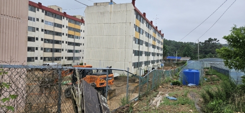 지난 10일 기록적인 폭우로 산사태가 나면서 전북 군산시 성산면 한 아파트가 내려온 토사로 뒤덮였다. 군산시는 포크레인 등으로 토사를 걷어내며 복구작업에 나섰다.