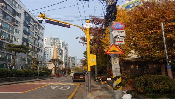 서울 구로구 구로1동 642-6 보안등 스마트폴. 구로구 제공