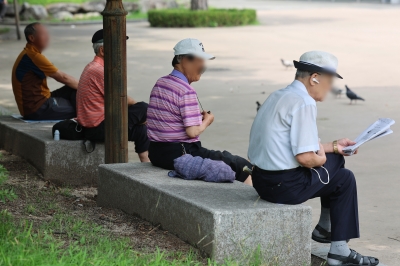 나이 먹어도 일 못 놓는 노인들…고령층 경제활동참가율 ‘역대 최대’