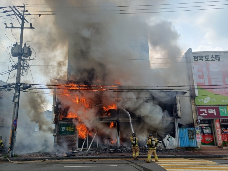 충남 천안시 동남구의 한 상가 건물 화재 현장. 천안동남소방서 제공