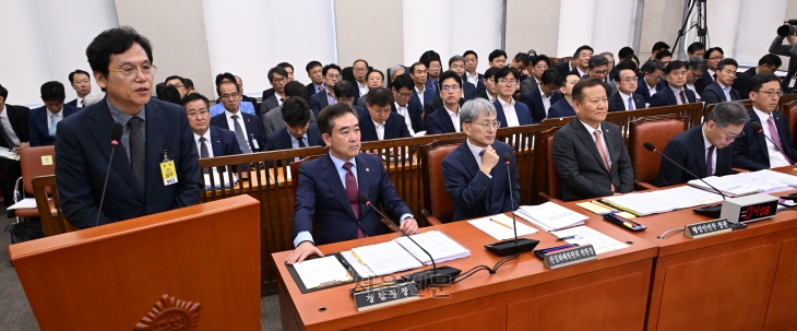 김철문(앞줄 맨 왼쪽) 경북경찰청장이 11일 국회에서 열린 행정안전위원회 전체회의에서 의원 질의에 답하고 있다. 여야는 채 상병 순직 사건과 관련해 업무상 과실치사 혐의 등으로 고발된 임성근 전 해병대 사단장을 경찰이 무혐의 처리한 것을 두고 공방을 벌였다. 안주영 전문기자