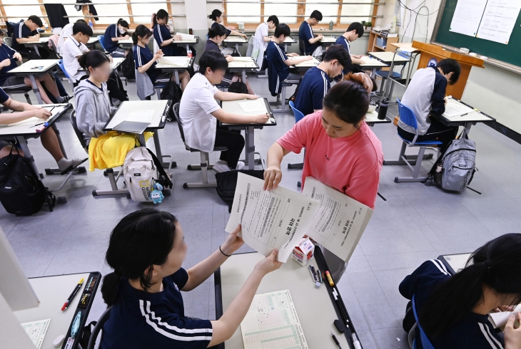 전국연합학력평가 치르는 고3 학생들