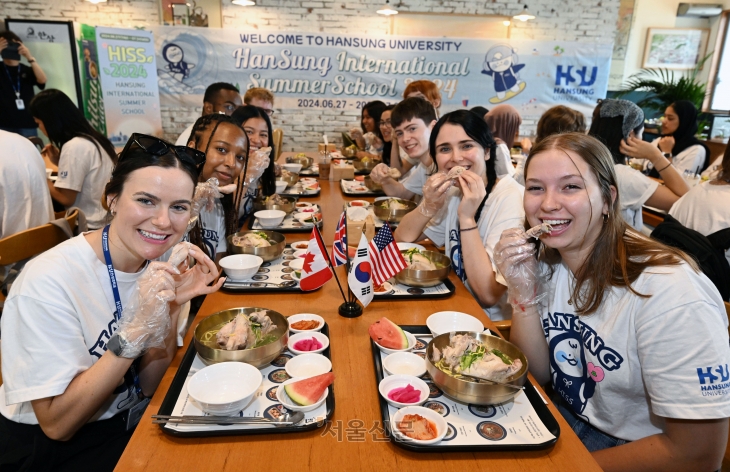 초복 앞두고… 외국인 학생들 ‘삼계탕 데이’