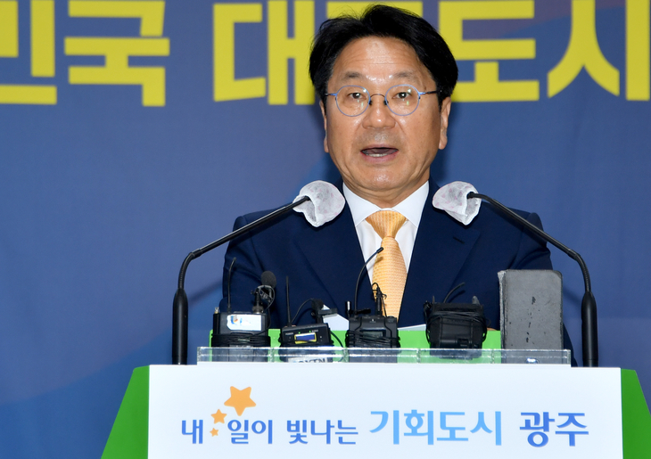 강기정 광주시장이 지난달 25일 광주시청에서 연 취임 2년 기자회견에서 “2045년 탄소중립도시 광주로 가는 유일한 길은 승용차 중심 도시에서 대·자·보 도시로 가는 것뿐”이라고 밝히고 있다.  광주 뉴시스