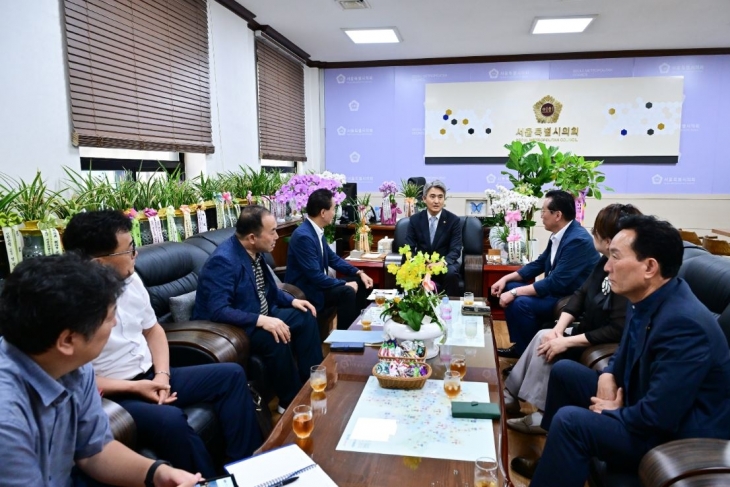 지난 10일 소상공인연합회 서울지회 회장단과 소통간담회를 가진 김인제 부의장(가운데)