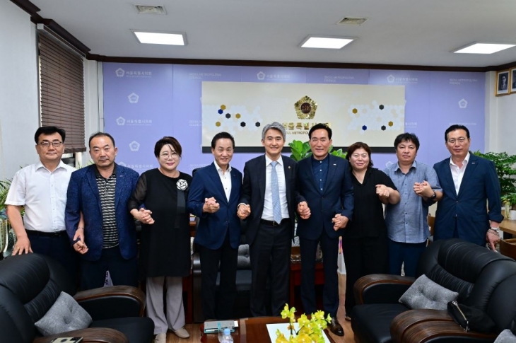 지난 10일 소상공인연합회 서울지회 회장단과 소통간담회에서 참석자들이 기념촬영을 하고 있다.