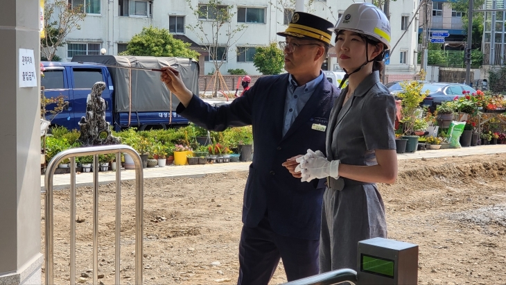 김혜지 의원이 지난 6월 12일 암사역사공원역의 출입구를 점검하고 있다.