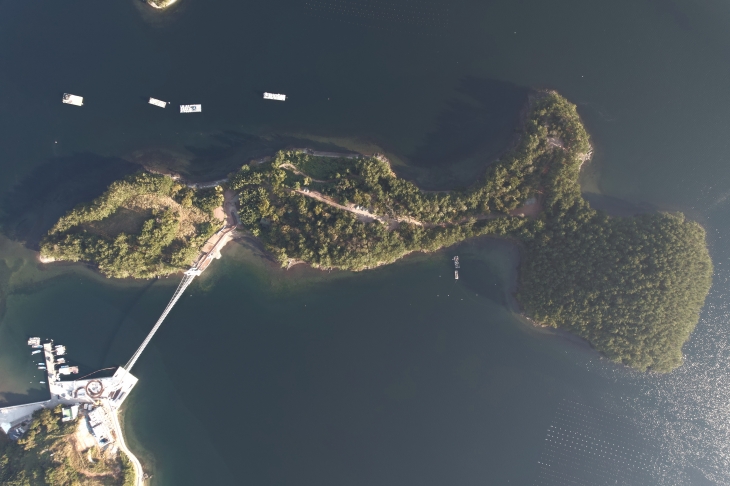 하늘에서 본 거제 씨릉섬과 출렁다리. 2024.7.12. 거제시 제공