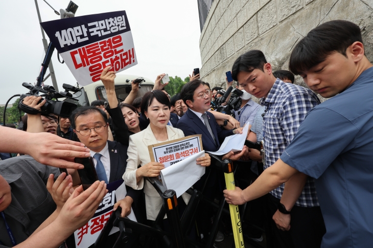 야당, 대통령실 증인출석요구서 전달하던 중 충돌