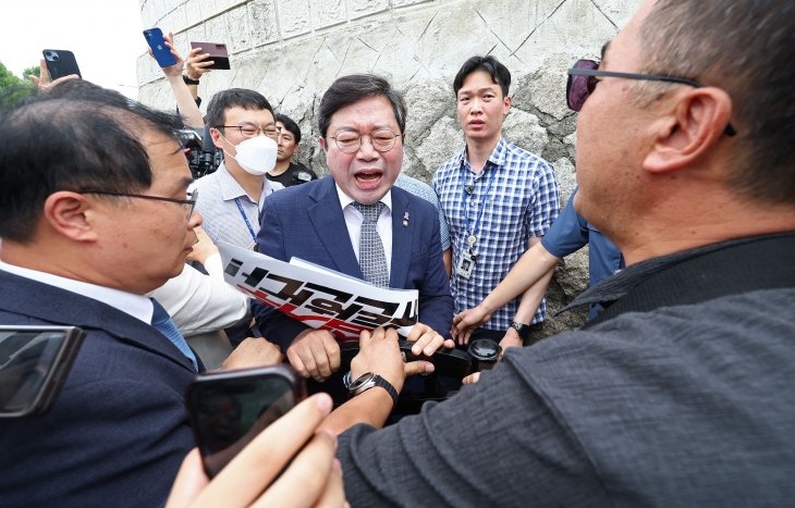 ‘탄핵 청문회’ 관련 대통령실 항의 방문 중 경찰과 실랑이 벌이는 야당 법사위