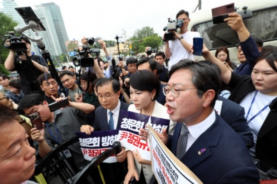 대통령실 달려간 野, 헌재 심판 청구 與…대통령 탄핵 청문회 장외 신경전