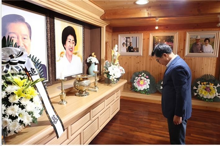 김동연 경기도지사가 12일 오후 전남 신안군 하의도에 있는 고(故) 김대중 전 대통령 생가를 찾아 김 전 대통령 부부 영정에 참배하고 있다. (경기도 제공)