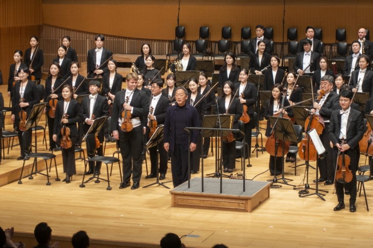 정명훈이 12일 서울 송파구 롯데콘서트홀에서 열린 KBS교향악단 연주회에서 단원들과 함께 인사하고 있다. 류재민 기자