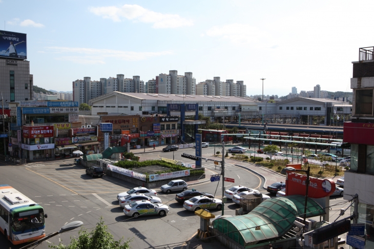 2003년 철도청에서 민자역사 사업이 좌초되면서 현재까지 임시 선상역사로 방치되고 있는 천안역사. 시 제공