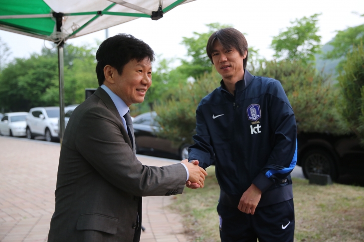 홍명보 한국 남자축구 국가대표팀 감독이 처음 지휘봉을 잡았던 2014년 5월 2014 브라질월드컵을 앞두고 파주트레이닝센터에서 정몽규 대한축구협회장과 악수하고 있다. 대한축구협회 제공