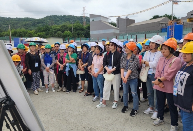 4일  광명시가 통장 400여명을 대상으로 진행한  ‘통장 현장 탐방’  참여자들이  기관 관계자의 설명을 듣고 있다.                    광명시 제공