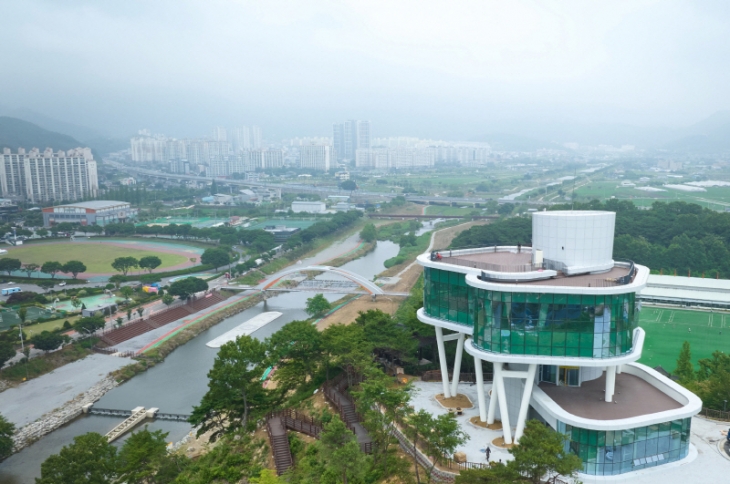 새로운 랜드마크로 자리잡은 화순군 개미산 전망대. 화순 시내 전경을 한눈에 볼 수 있는 개미산 전망대는 3층 규모로 화순의 역사와 문화, 관광 명소를 소개하는 전시 공간과 카페 등이 들어서 있다. 화순군 제공