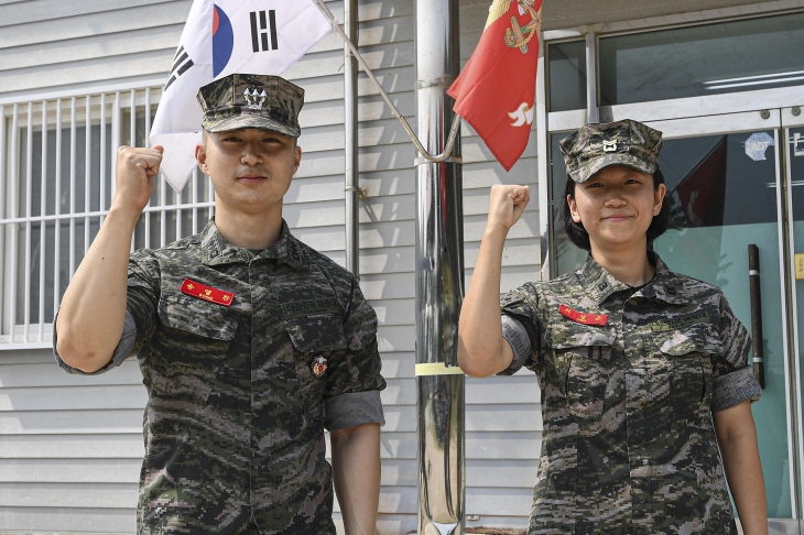 쓰러진 주민 구조한 송영찬 대위(왼쪽)와 최성은 중사. 해병대 1사단 제공