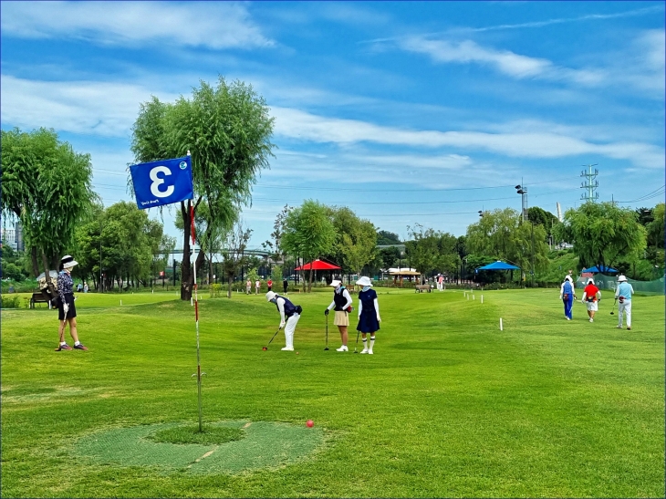 안양천 파크골프장에서 파크골프를 하고 있는 주민들.  영등포구 제공