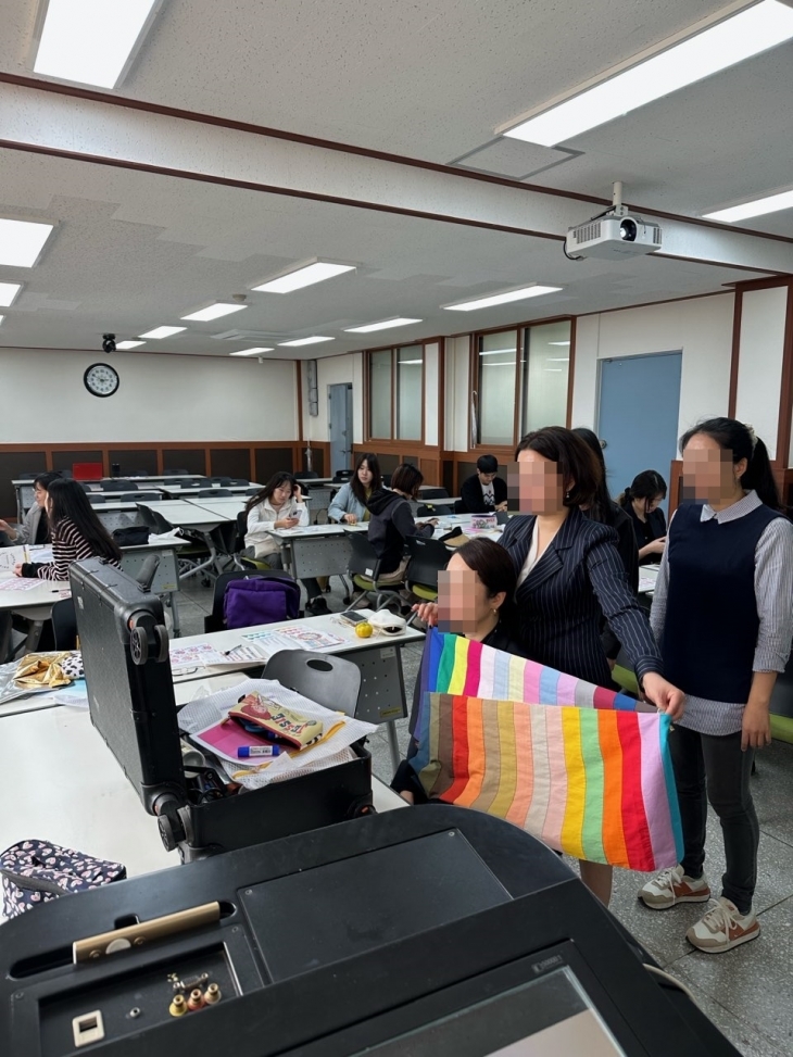 퍼스널 컬러 프로그램에 참여하고 있는 서울 노원구 청년 평생교육 프로그램 ‘다 담다’.   노원구 제공