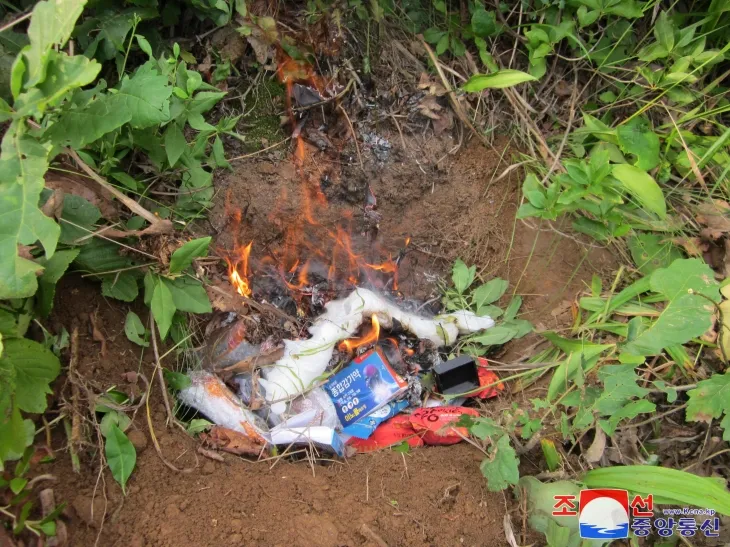 북한이 공개한 대북전단 소각 장면