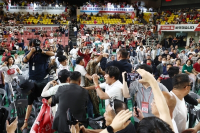 고성·몸싸움 얼룩진 연설회… 與전대 변수는 반한 연대·尹지지율