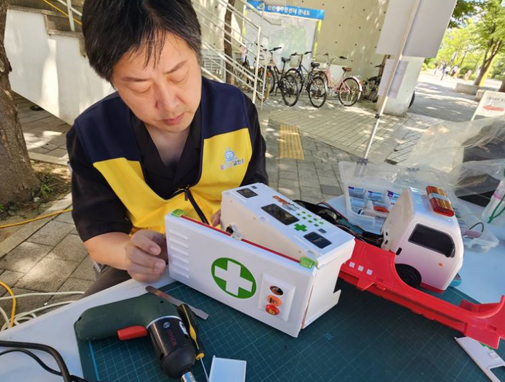 서울 은평구 ‘뚝딱뚝딱 장난감병원’ 관계자가 장난감 구급차를 수리하고 있다. 은평구 제공