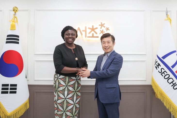 전성수(오른쪽) 서울 서초구청장이 지난달 27일 서초구청을 방문한 아마 세르와 네르퀴아예 테테 유네스코가나위원회 사무총장을 만나고 있다. 서초구 제공