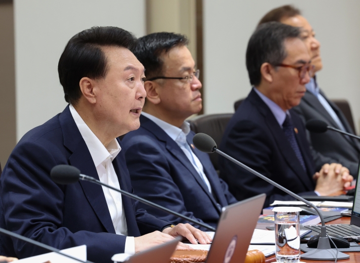 고용노동부는 21대 국회 임기 만료로 폐기된 고용보험법 등 8개 법률 개정안이 16일 국무회의에서 의결됐다고 밝혔다. 윤석열 대통령이 서울 용산 대통령실에서 열린 국무회의에서 발언하고 있다. 연합뉴스